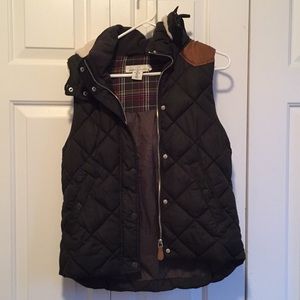 H&M Jackets & Coats - H&M black quilted vest H&M Jackets & Coats - H&M black quilted vest